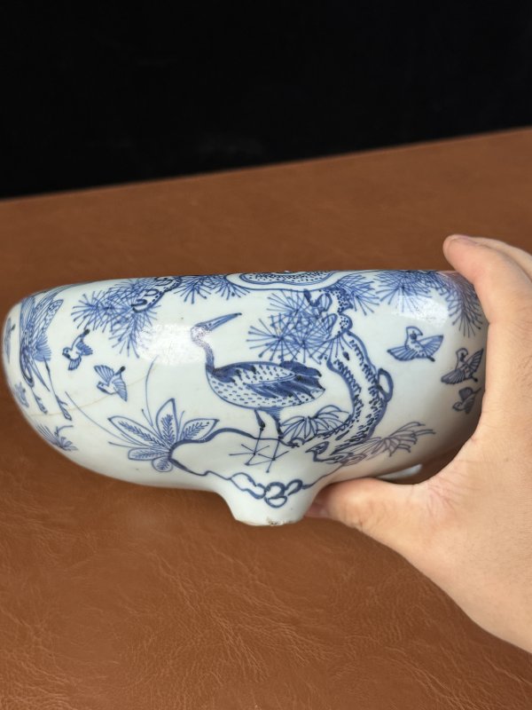 明万历 青花铁线描雉鸡牡丹三足香炉 - 图8