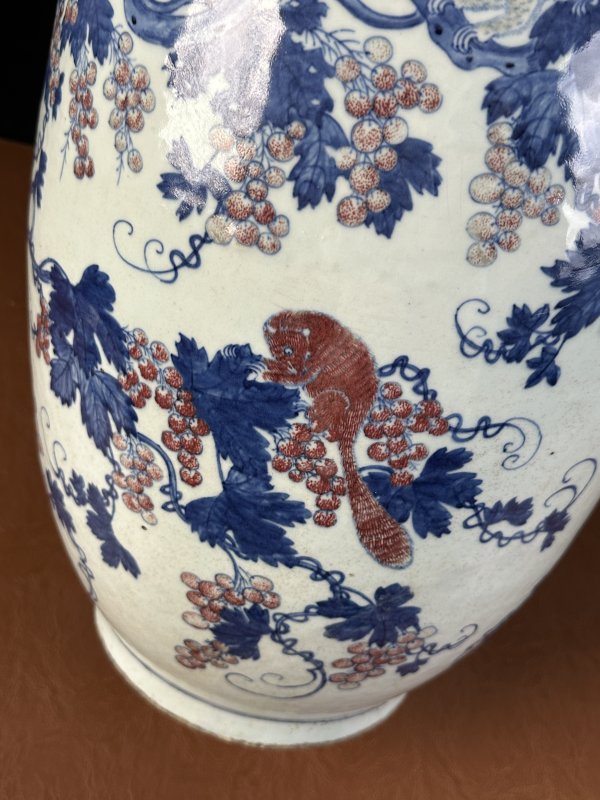 清乾隆 青花釉里红松鼠葡萄大瓶 - 图11