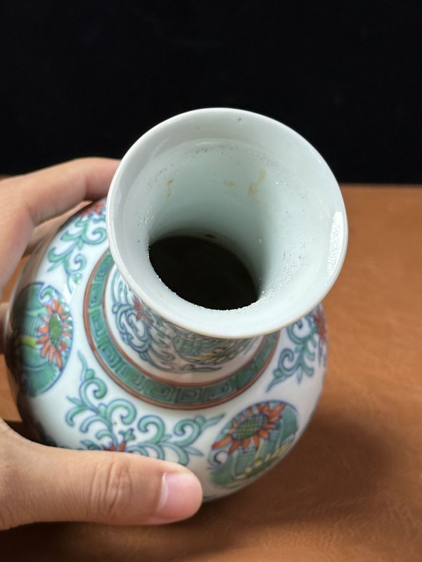 清晚期 斗彩团菊纹赏瓶 - 图5