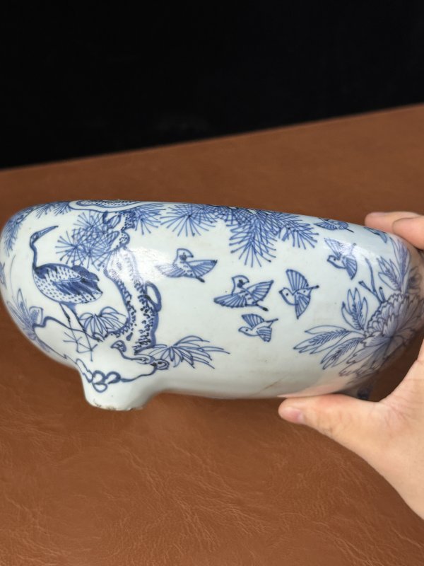 明万历 青花铁线描雉鸡牡丹三足香炉 - 图9