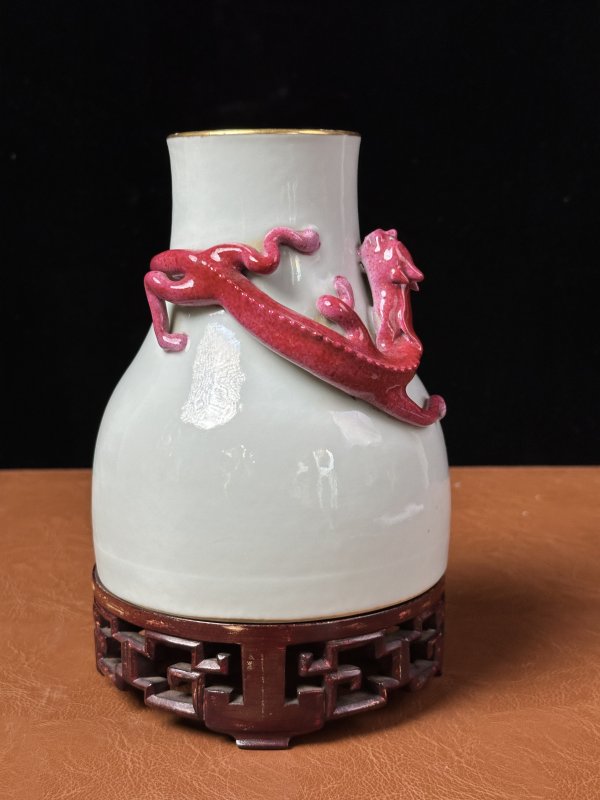 清 白釉贴塑胭脂红蟠螭纹尊 - 图7