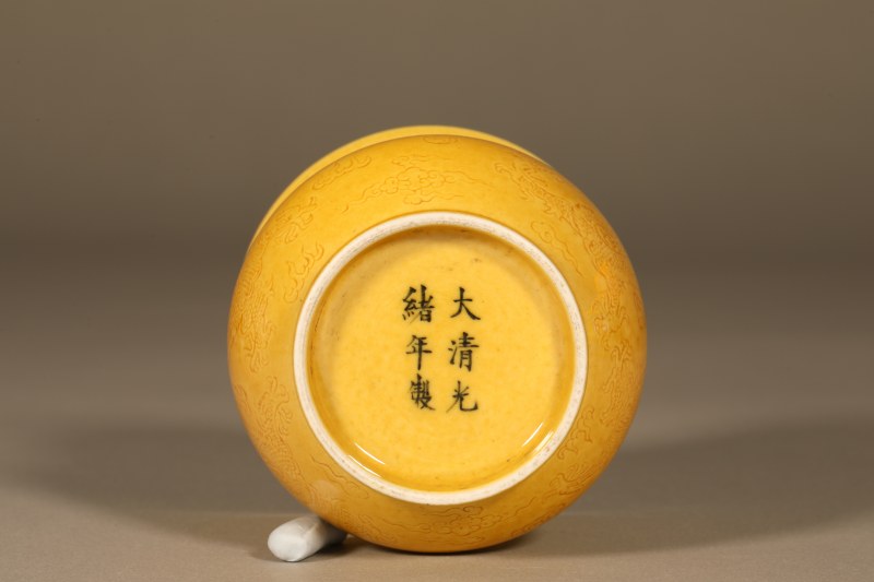清光绪 黄釉暗刻龙纹渣斗 - 图5