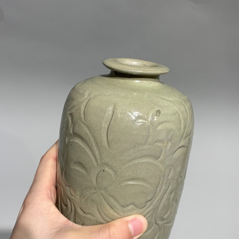 明代 青釉刻花缠枝牡丹纹梅瓶 - 图8