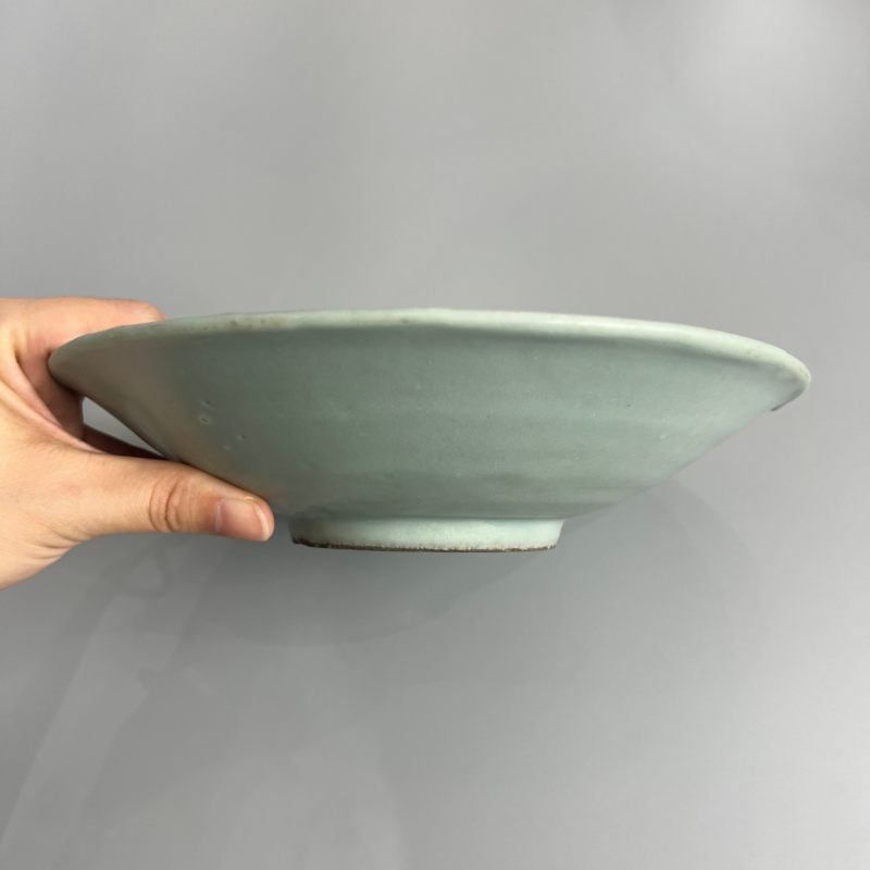 明代 龙泉窑粉青釉黑胎盘 - 图4