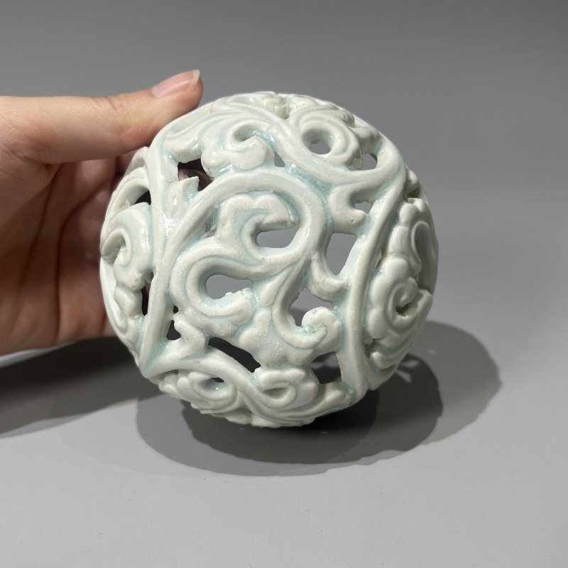 明代 青白釉镂空花卉纹香薰 - 图4