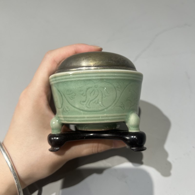 清代 龙泉窑三足炉（带银盖） - 图2