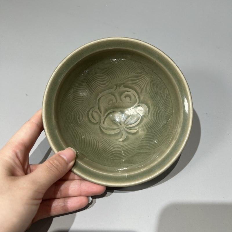 明代 青釉落花流水纹盏 - 图7