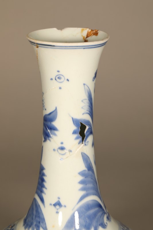 明崇祯 青花人物故事长颈瓶 - 图11