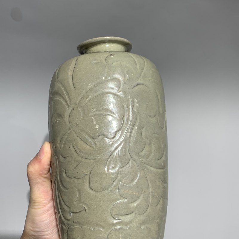 明代 青釉刻花缠枝牡丹纹梅瓶 - 图5