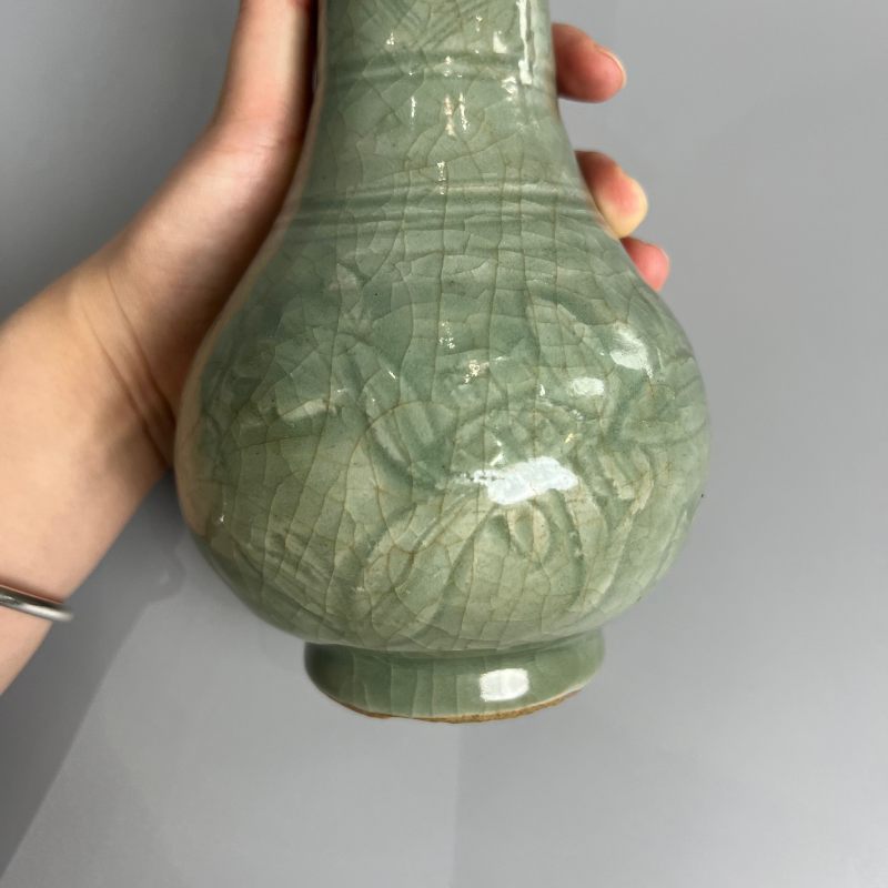 明代 龙泉窑梅子青釉刻花长颈瓶 - 图6