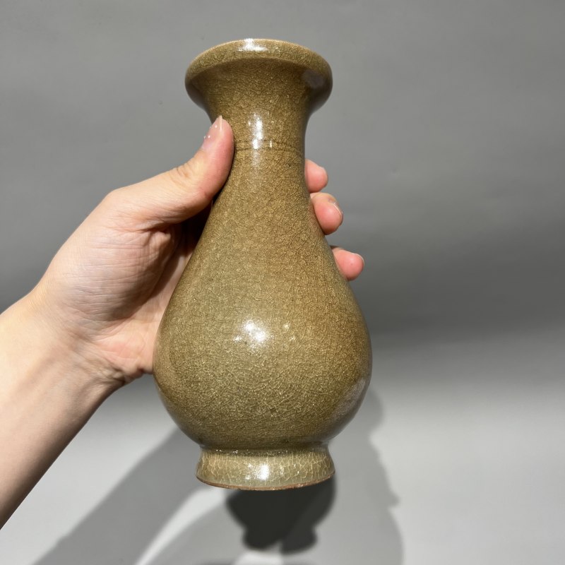 明代 龙泉窑米黄釉长颈瓶 - 图2