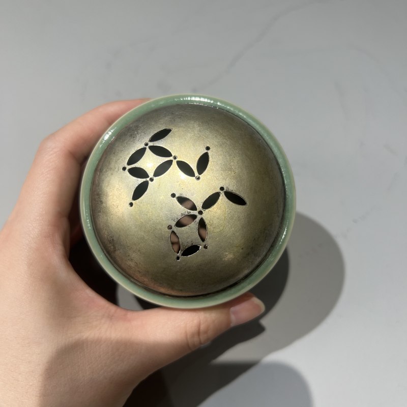 清代 龙泉窑三足炉（带银盖） - 图4