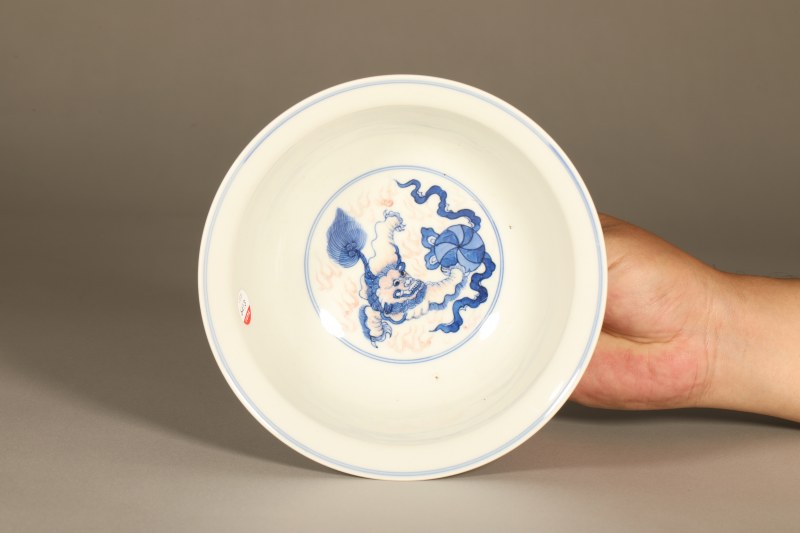 清 青花釉里红狮子绣球折沿碗 - 图3