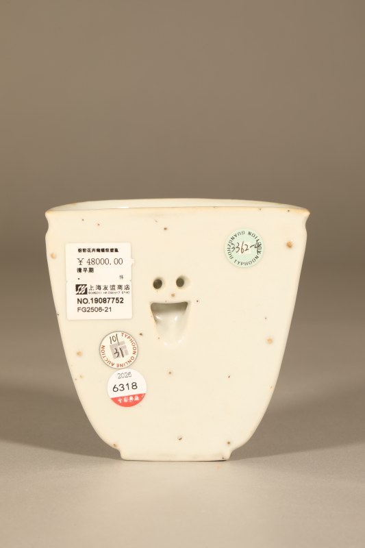 清乾隆 粉彩花蝶纹壁瓶 - 图6