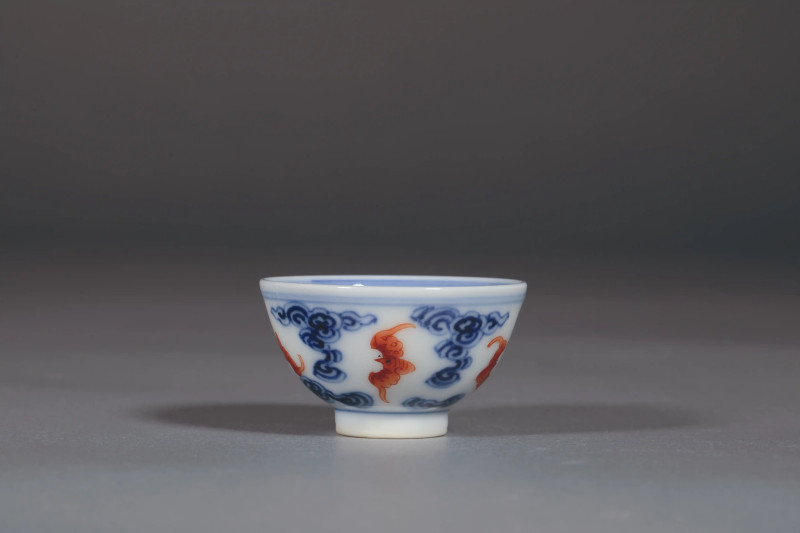 清 青花矾红云蝠纹杯 - 图1