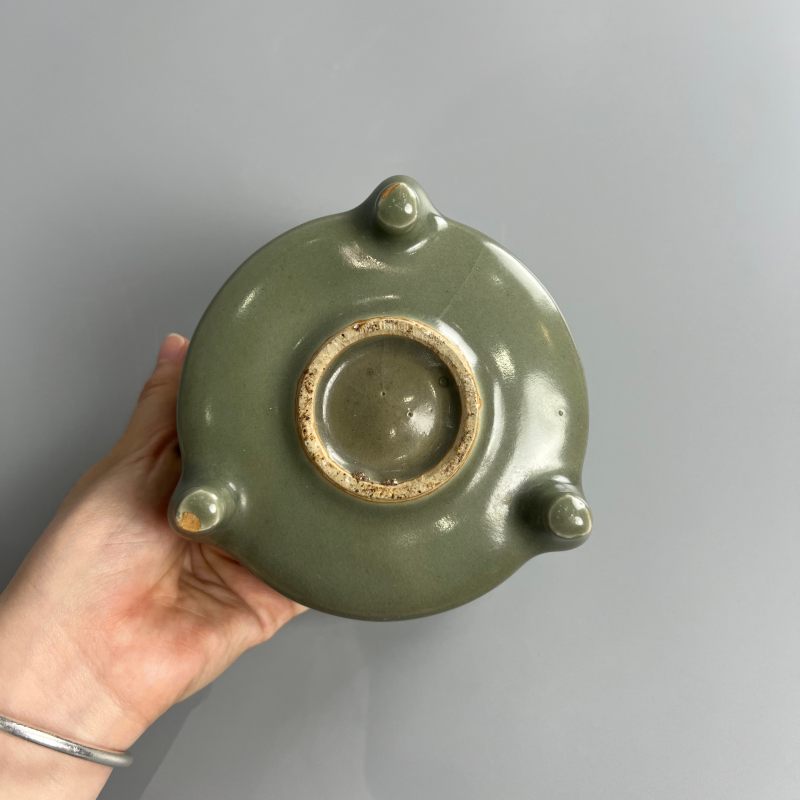 明代 龙泉窑青釉八卦纹三足炉 - 图11