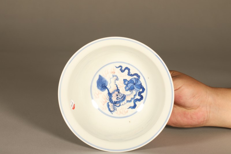 清 青花釉里红狮子绣球折沿碗 - 图4