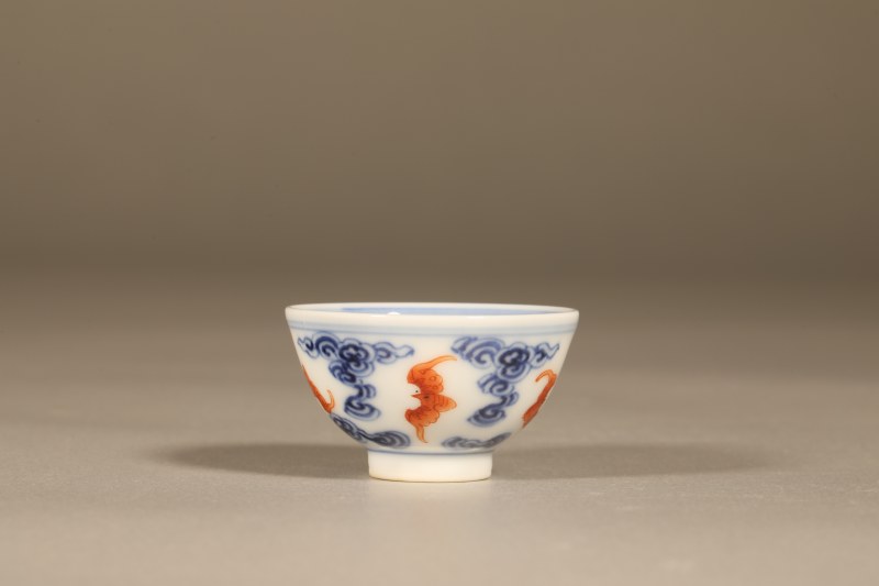 清 青花矾红云蝠纹杯 - 图2