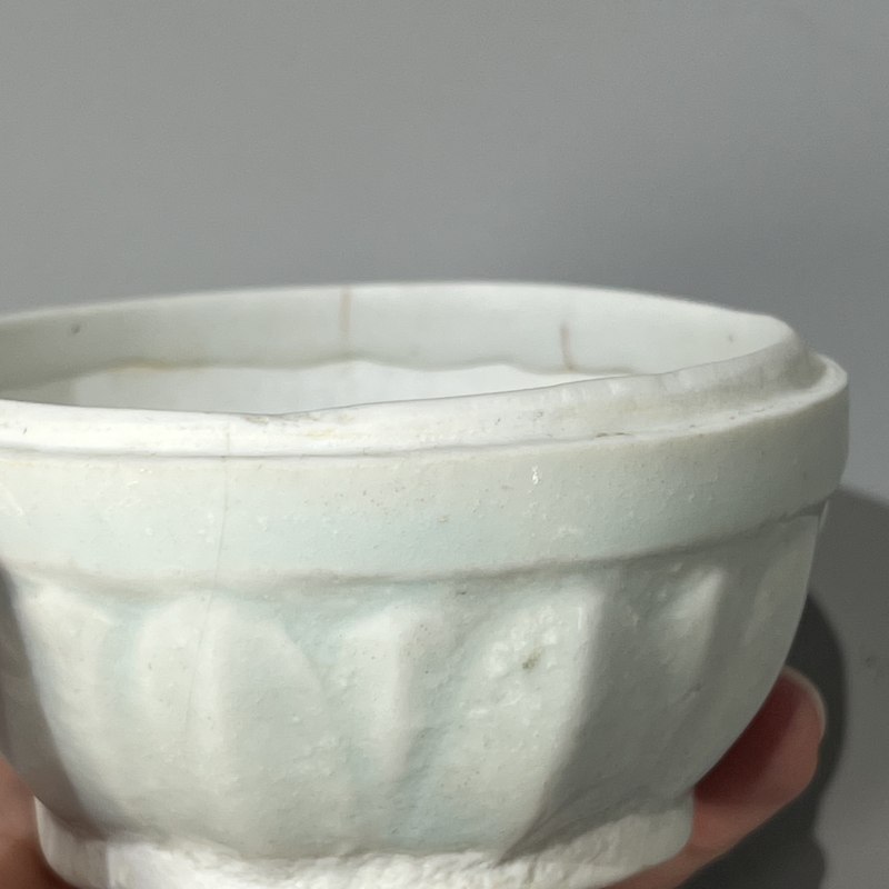 明代 青白釉镂空花卉纹香薰 - 图8