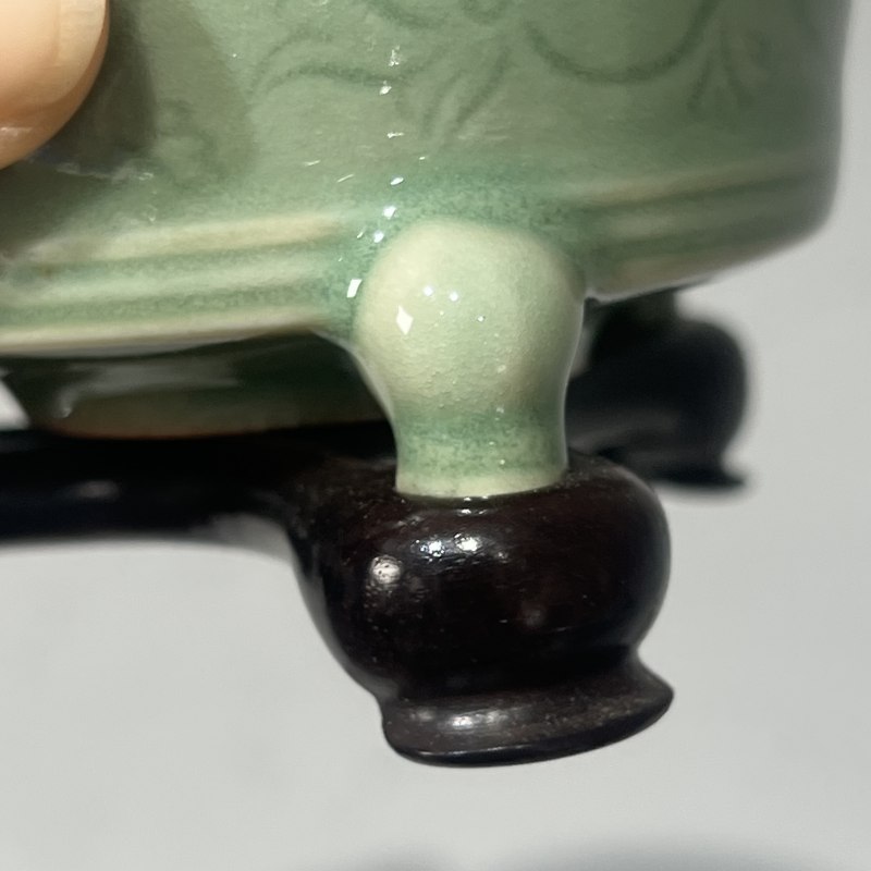 清代 龙泉窑三足炉（带银盖） - 图6