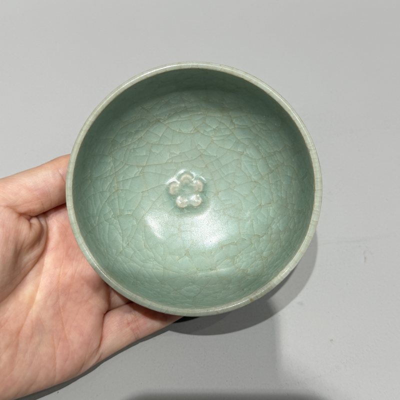 明代 龙泉窑粉青釉贴塑梅花纹泡泡盏 - 图5