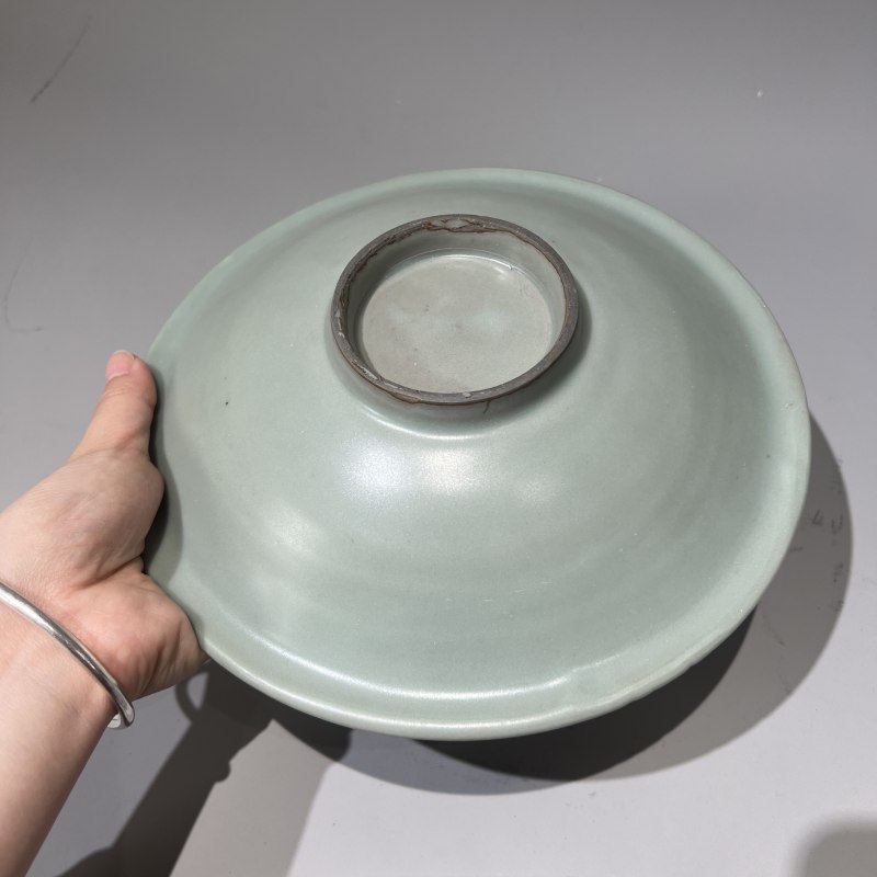 明代 龙泉窑粉青釉黑胎供盘 - 图9