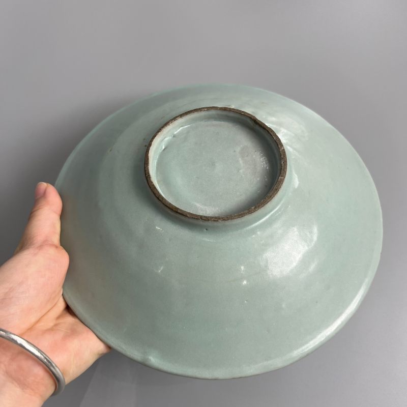 明代 龙泉窑粉青釉黑胎盘 - 图10