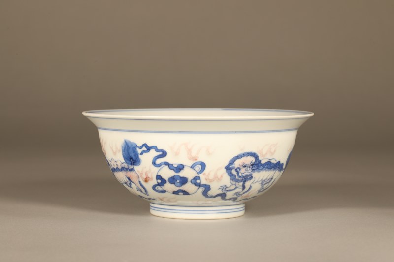 清 青花釉里红狮子绣球折沿碗 - 图5