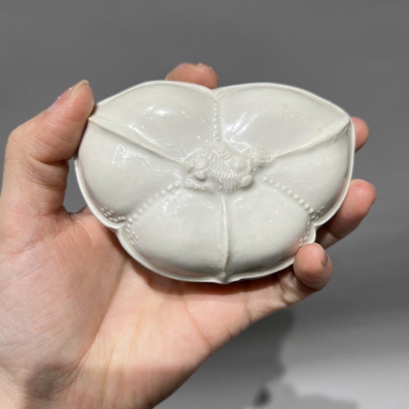 明代 白釉兽钮三瓣花形盖盒 - 图2