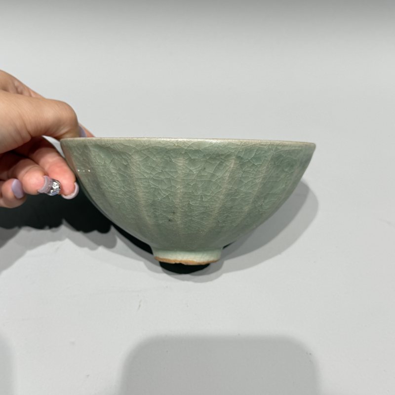 明代 龙泉窑冰裂纹莲瓣鸡心盏 - 图2