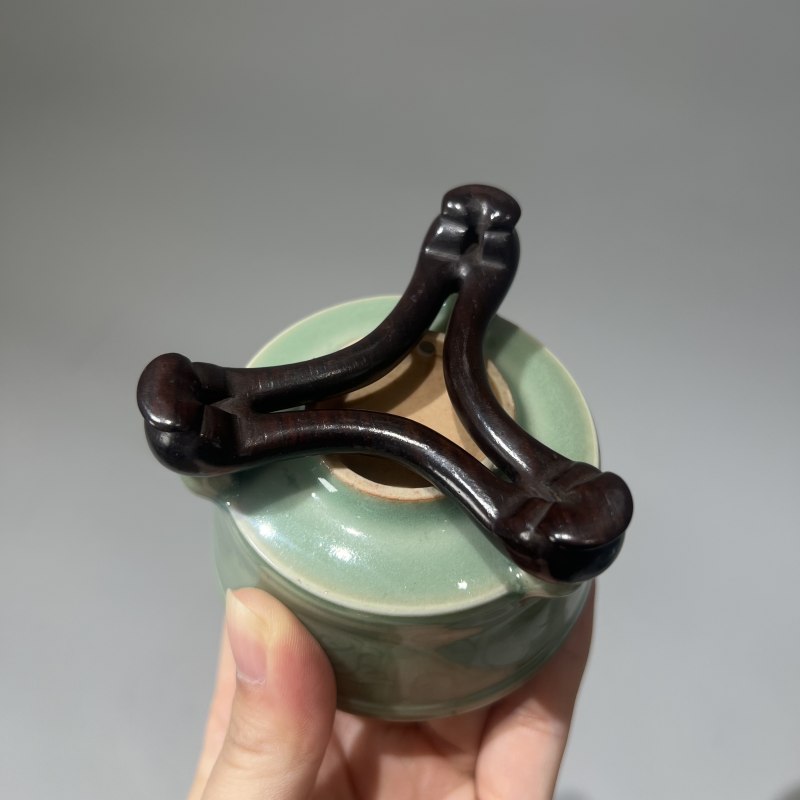清代 龙泉窑三足炉（带银盖） - 图8