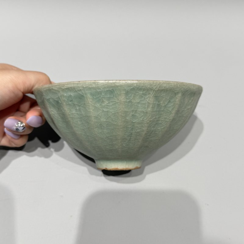 明代 龙泉窑冰裂纹莲瓣鸡心盏 - 图3