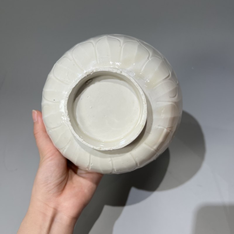 明代 白釉刻龙纹外莲瓣纹碗 - 图9