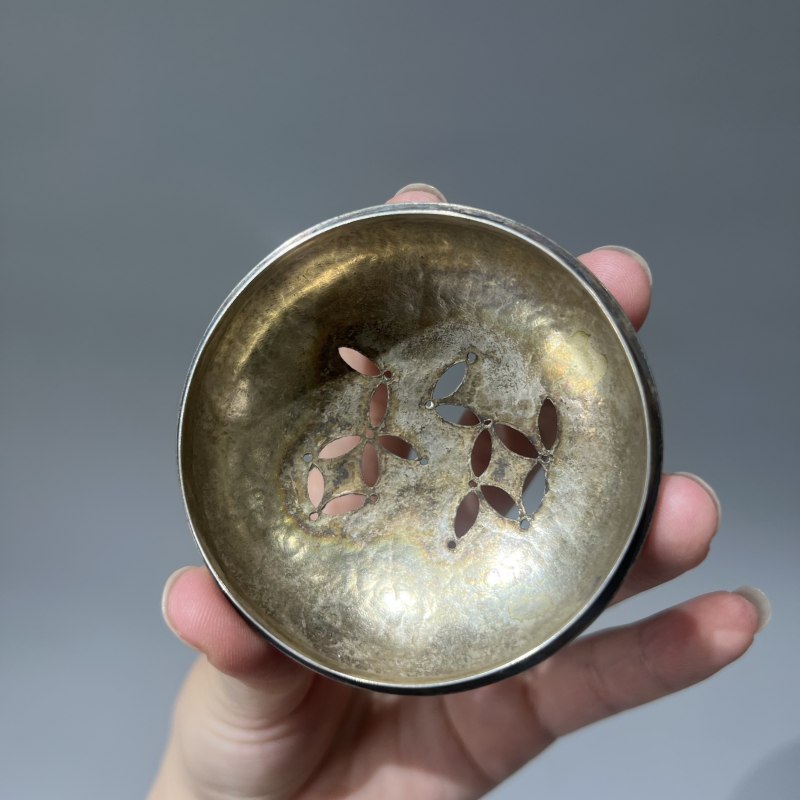 清代 龙泉窑三足炉（带银盖） - 图9