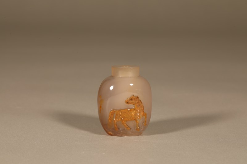清 玛瑙巧雕人物鼻烟壶 - 图3