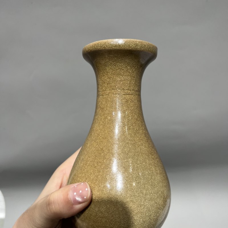 明代 龙泉窑米黄釉长颈瓶 - 图8
