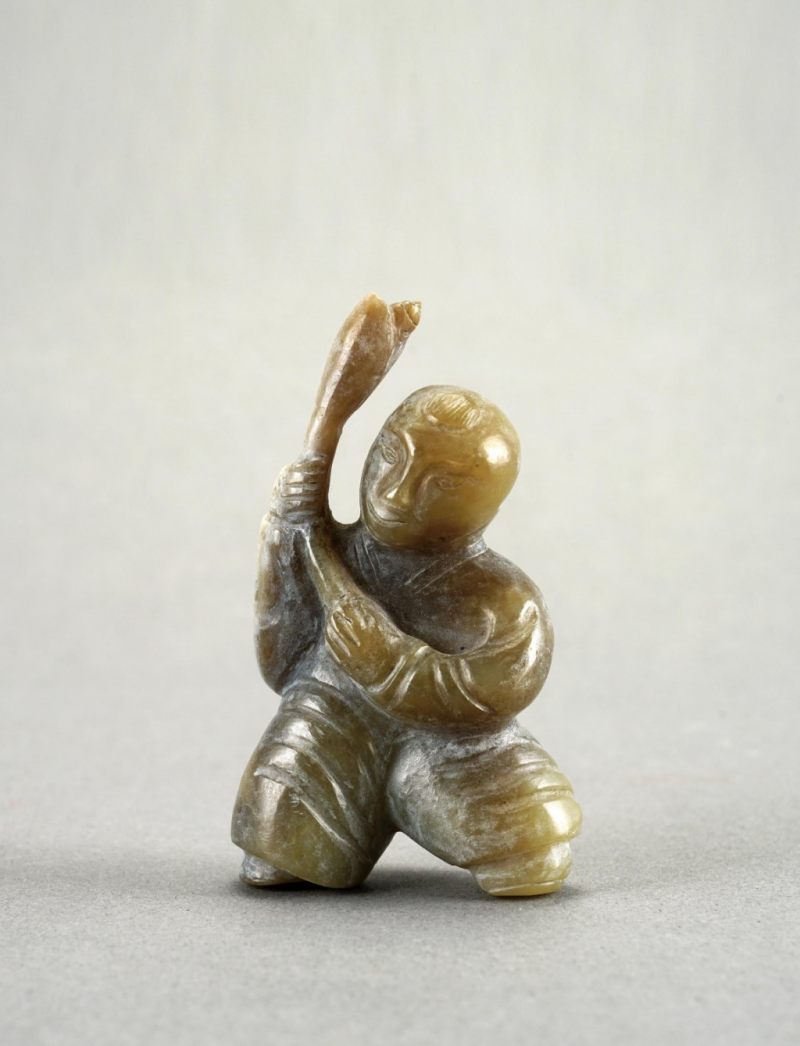    玉持蓮童子手把件