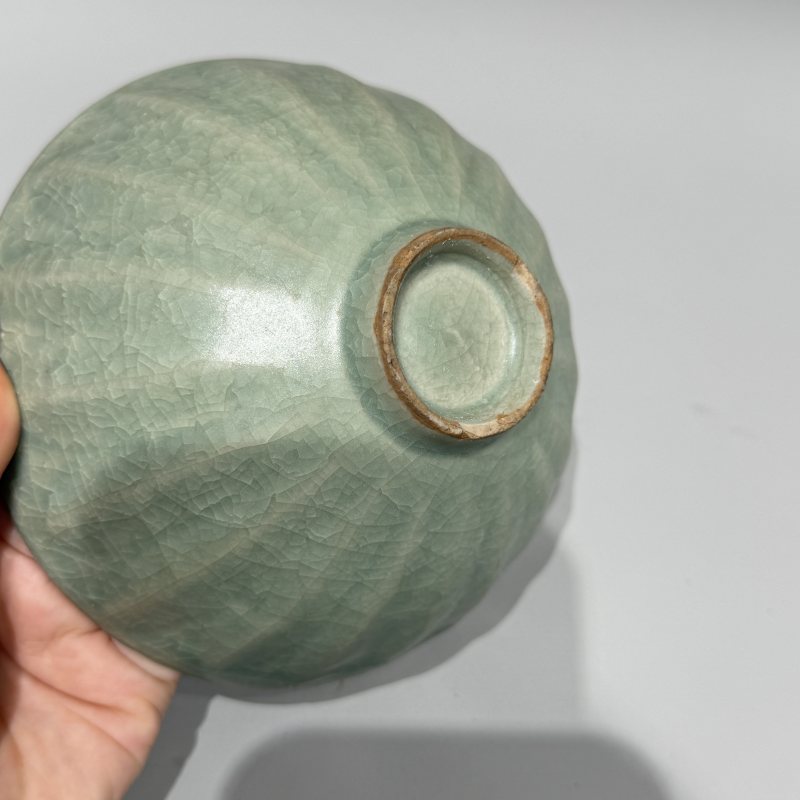 明代 龙泉窑冰裂纹莲瓣鸡心盏 - 图6