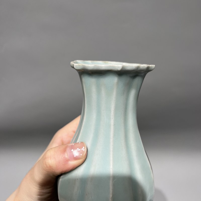 明代 龙泉窑薄胎粉青釉花口瓶 - 图7
