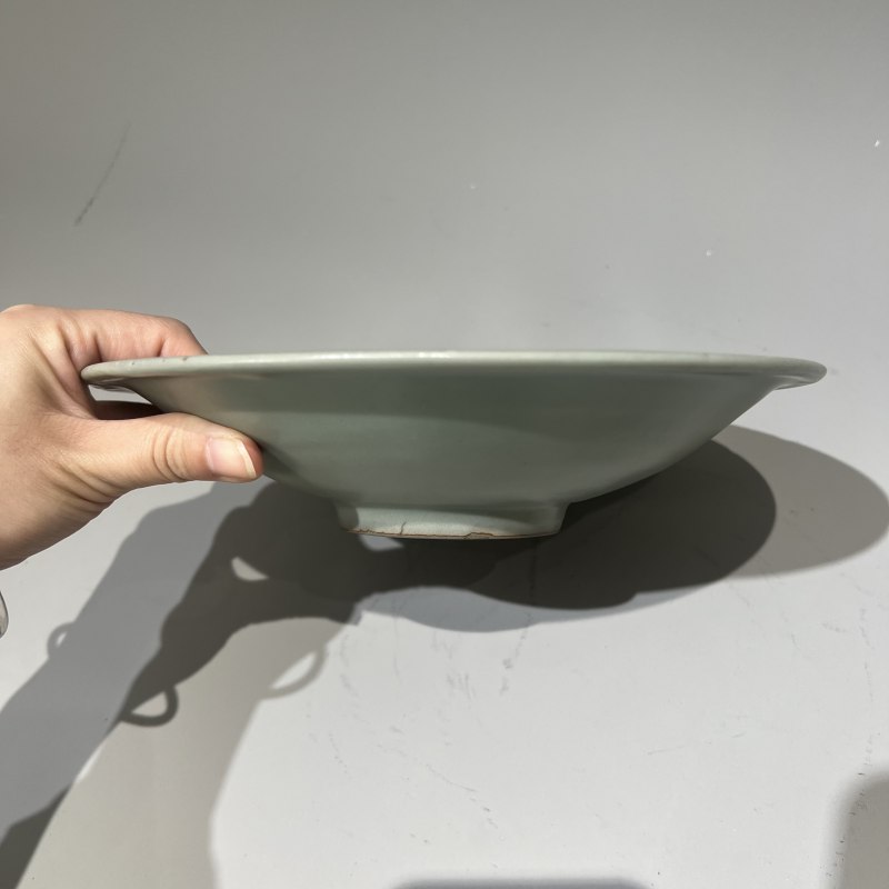 明代 龙泉窑粉青釉黑胎供盘 - 图2