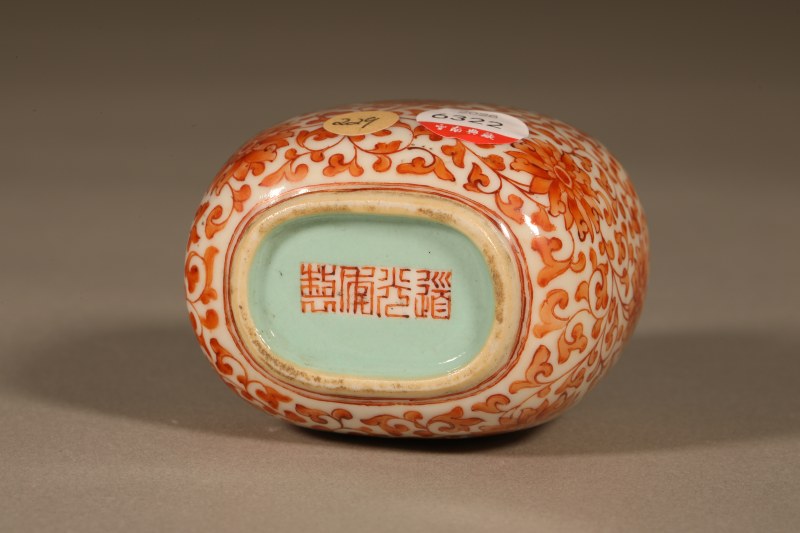 清道光 矾红缠枝莲纹鼻烟壶 - 图2