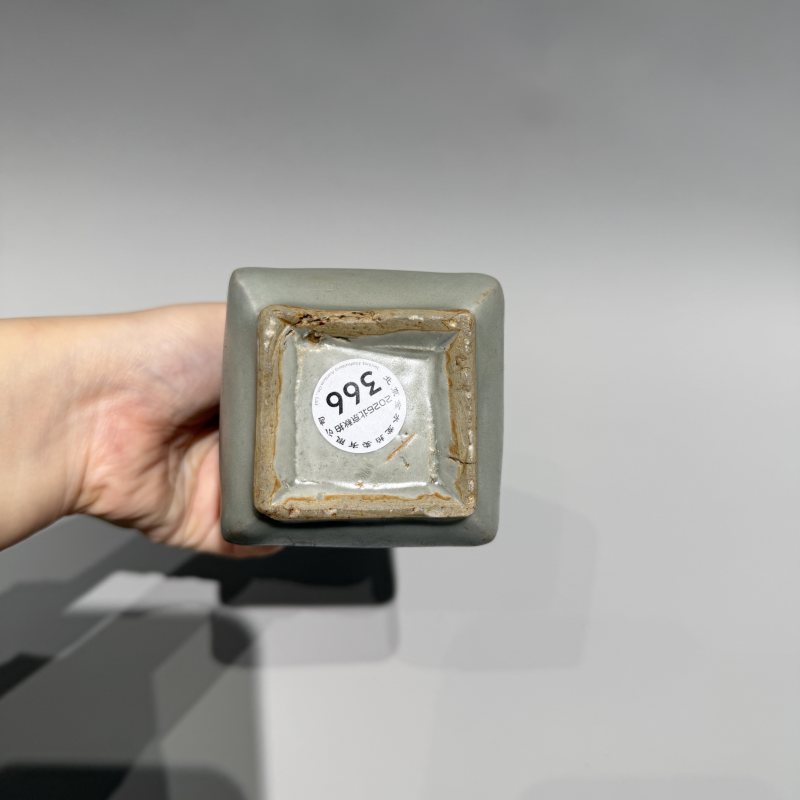 明代 龙泉窑粉青釉四方瓶 - 图8