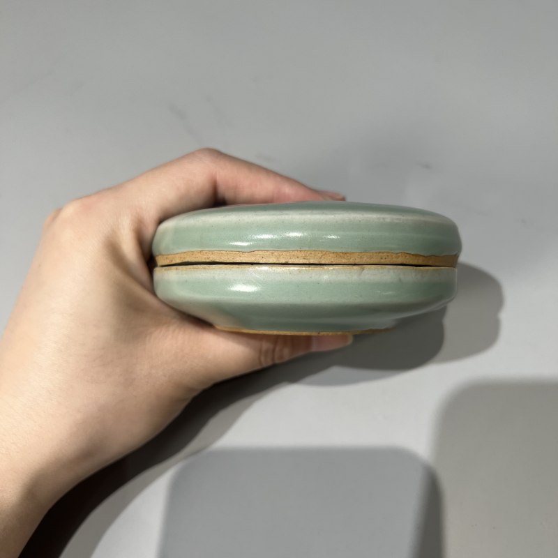 明代 龙泉窑粉青釉印花粉盒 - 图3