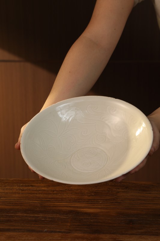 明代 白釉刻划花葵口大碗 - 图3