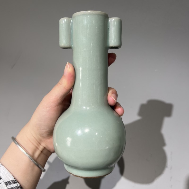 明代 龙泉窑粉青釉贯耳瓶 - 图2