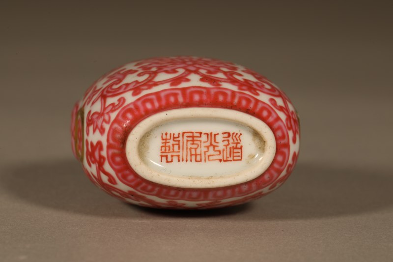 清道光 胭脂红釉缠枝莲纹鼻烟壶 - 图2