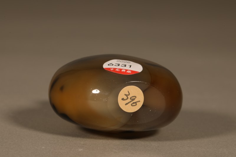 清 玛瑙巧雕人物鼻烟壶 - 图5