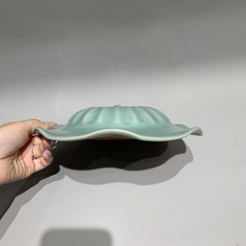 明代 龙泉窑粉青釉莲瓣纹荷叶盖罐 - 图7
