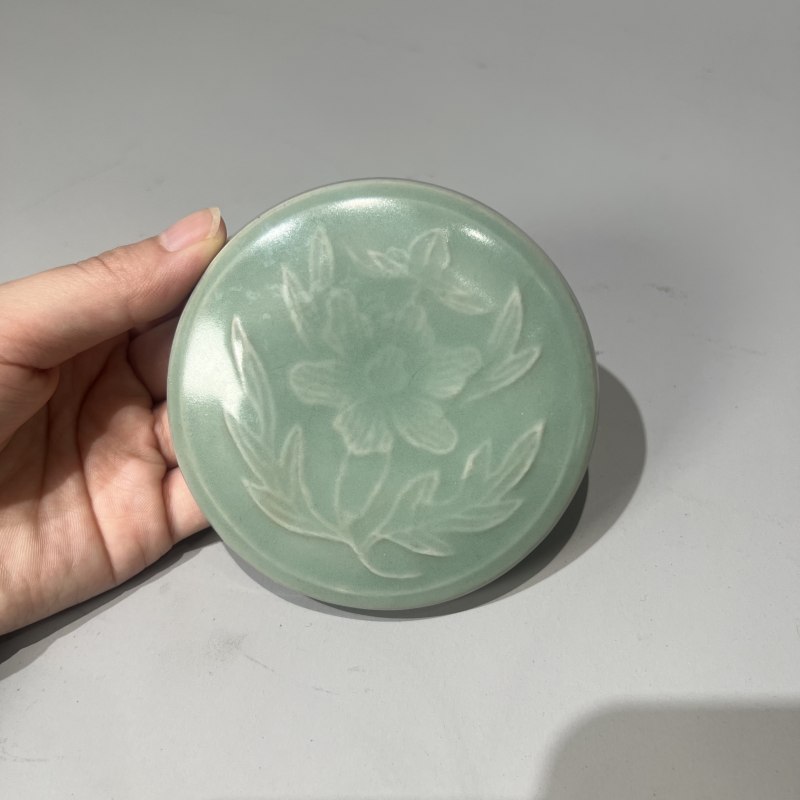 明代 龙泉窑粉青釉印花粉盒 - 图4
