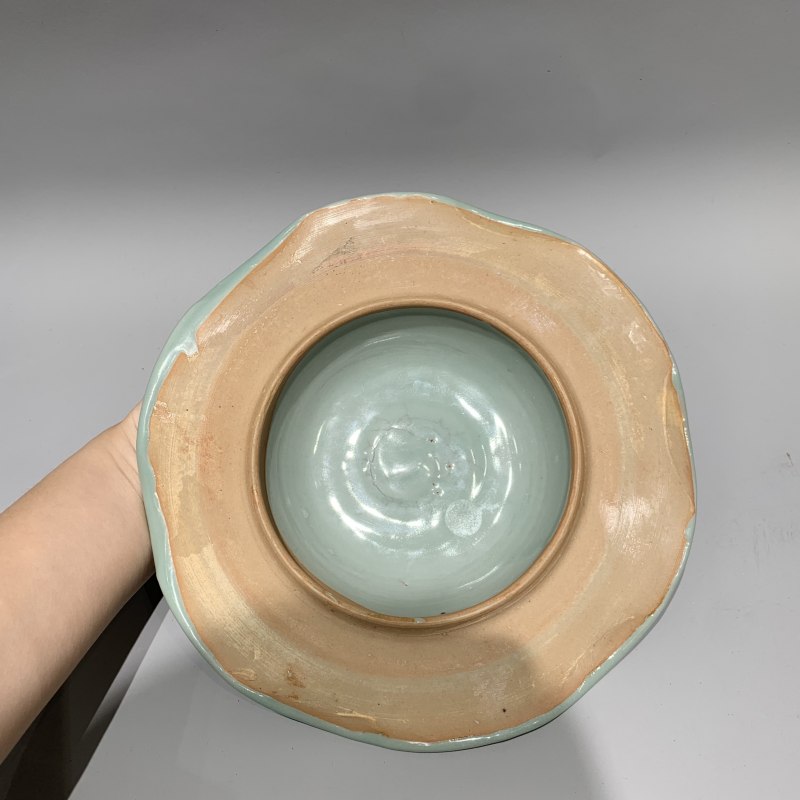 明代 龙泉窑粉青釉莲瓣纹荷叶盖罐 - 图8